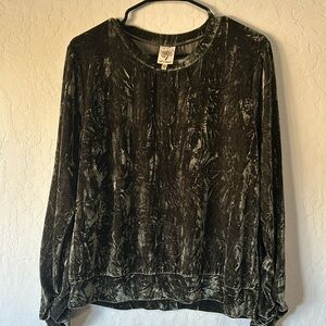Long sleeve crush velvet top